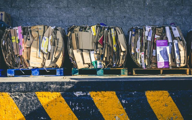 Fardos de cartón separados para reciclaje